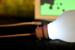 Illustration for article titled Bright Idea Light Inspires Via USB